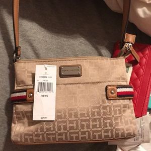 TOMMY HILFIGER CROSS BODY PURSE!
